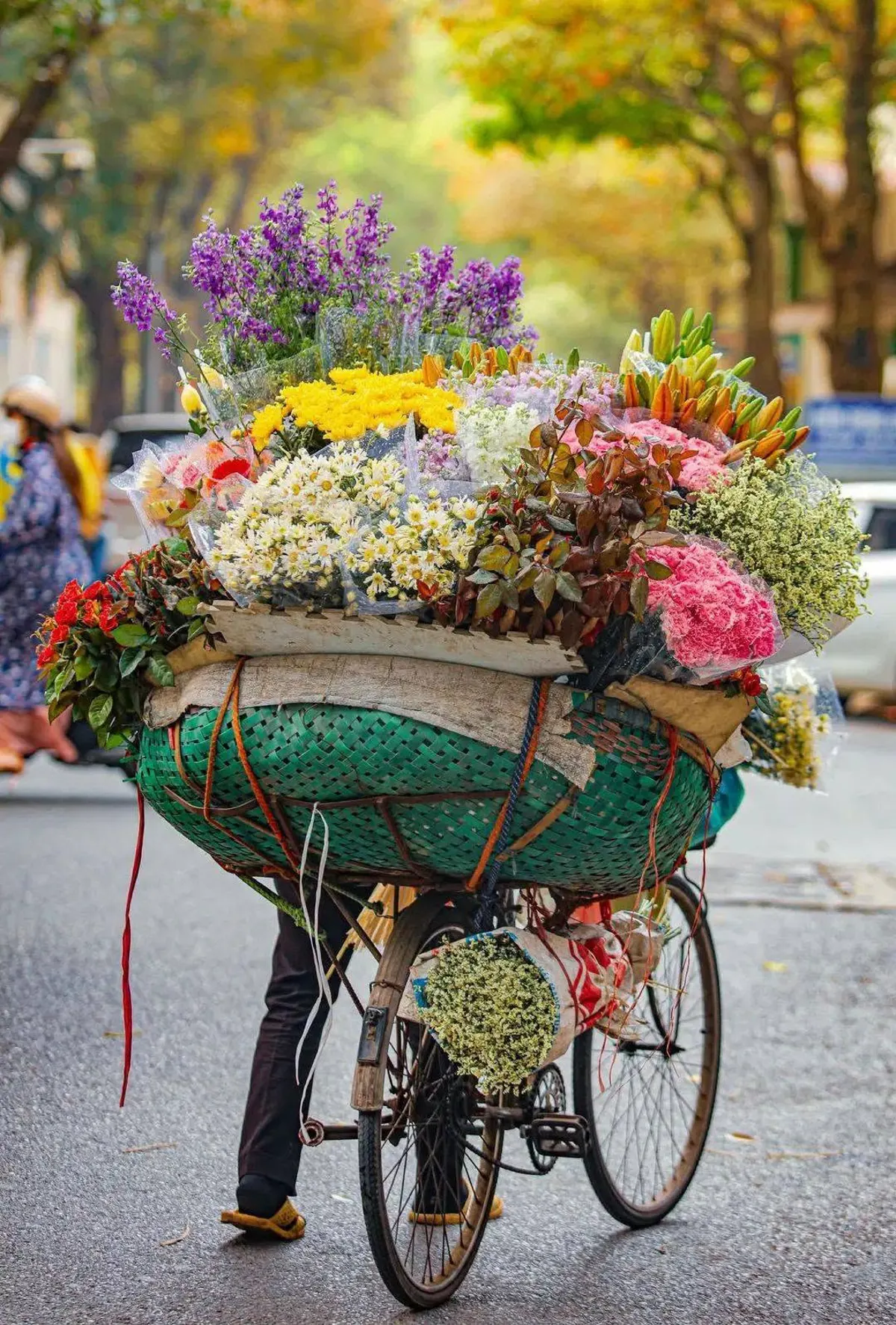 Hanoi Weekend Night Market: Shopping and Dining Guide