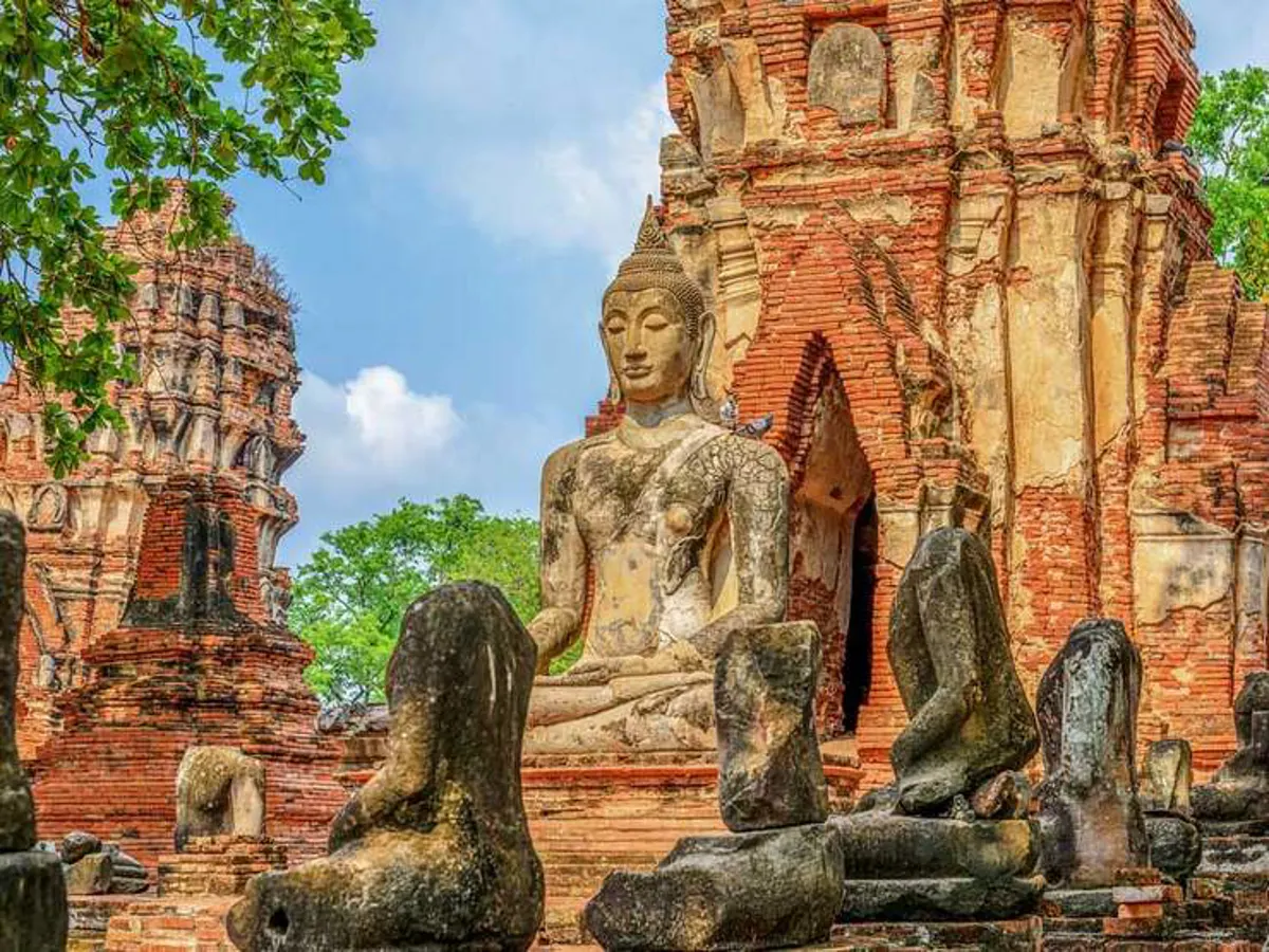 Lanna Khantoke Dinner in Chiang Mai: A Cultural Dining Guide