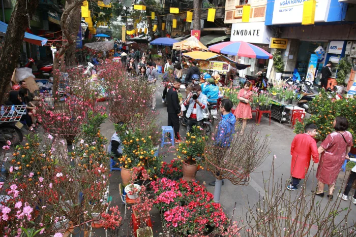 Shopper haggling with a vendor at a busy Vietnamese market