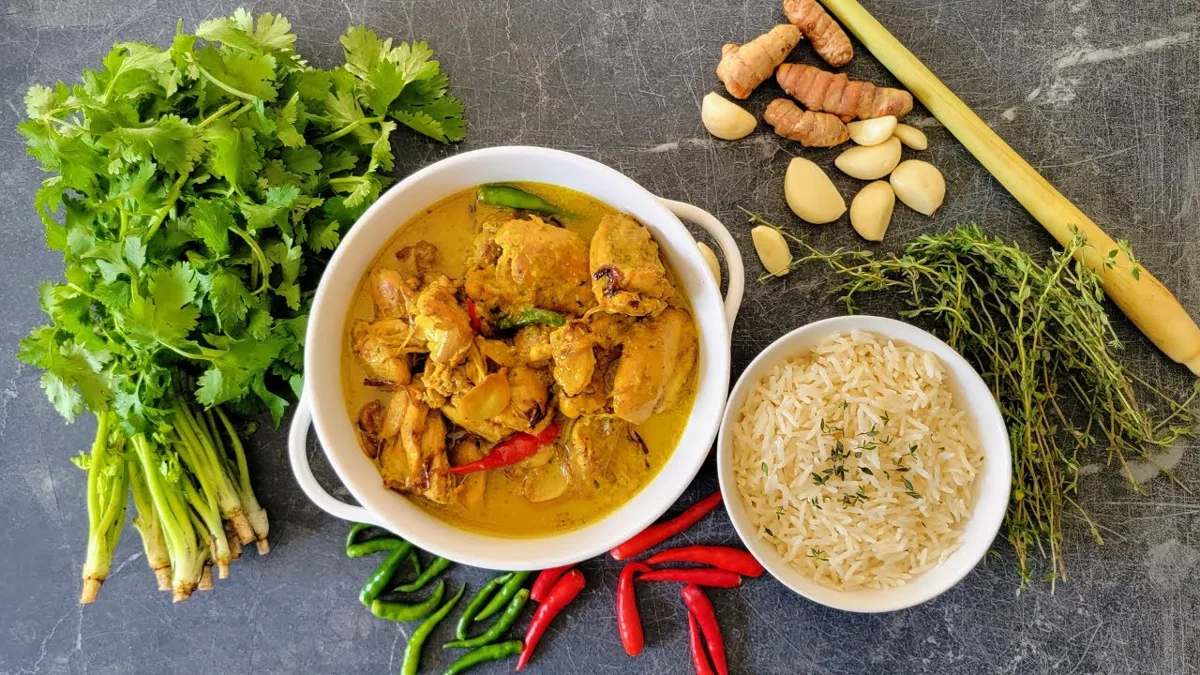 Assorted Burmese dishes including mohinga, lephet thoke and curry on a table