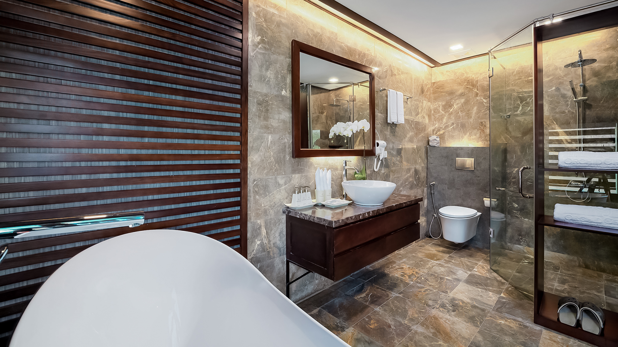 Shower enclosures fully amenities