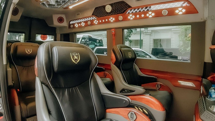 Limousine Shuttle Bus