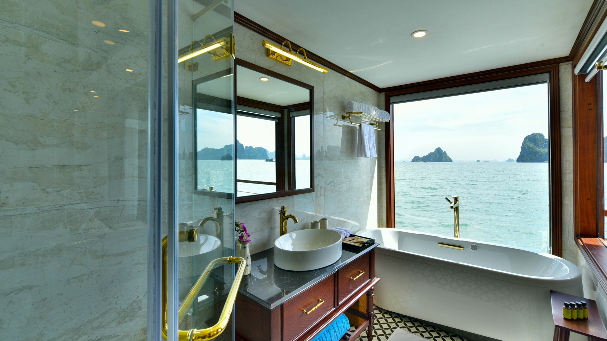 Huge Sea-view window in the Bathroom