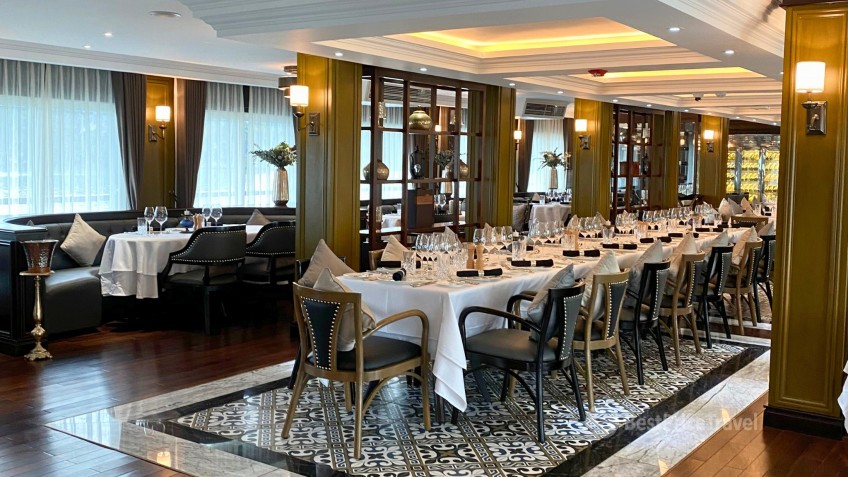 Sumptuous La Espacia Restaurant