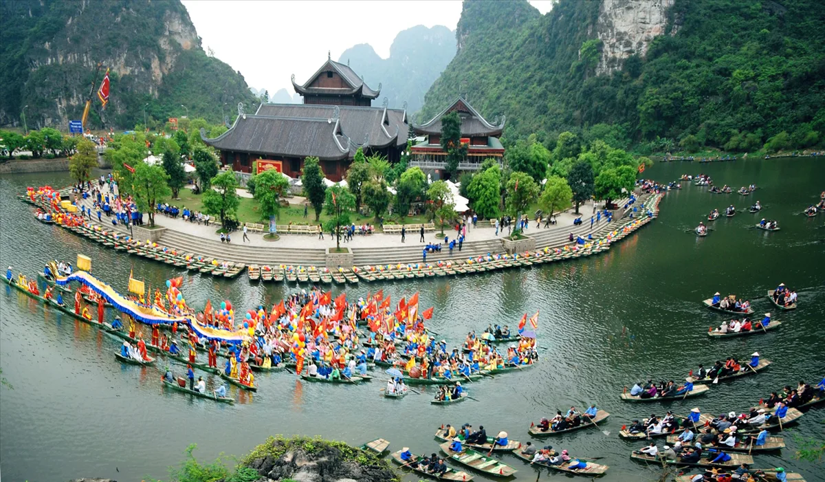Ninh Binh Ancient Capital & Karst Landscapes – 1 Day from Hanoi